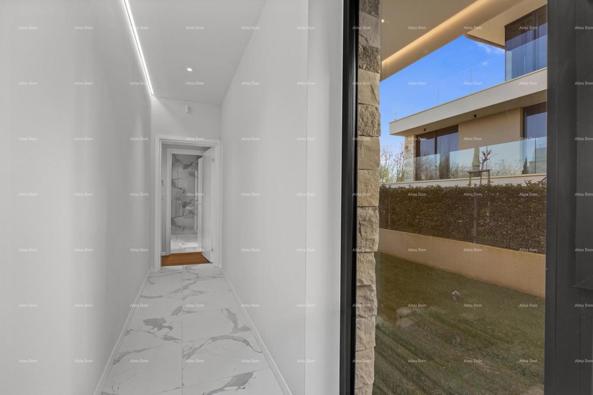 Primo fila al mare! Casa di lusso a Umago, a 300 m dal mare - perfetta per famiglie con comfort moderni.