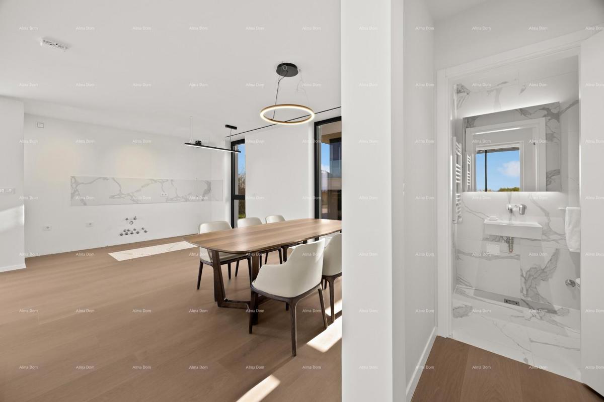 Primo fila al mare! Casa di lusso a Umago, a 300 m dal mare - perfetta per famiglie con comfort moderni.