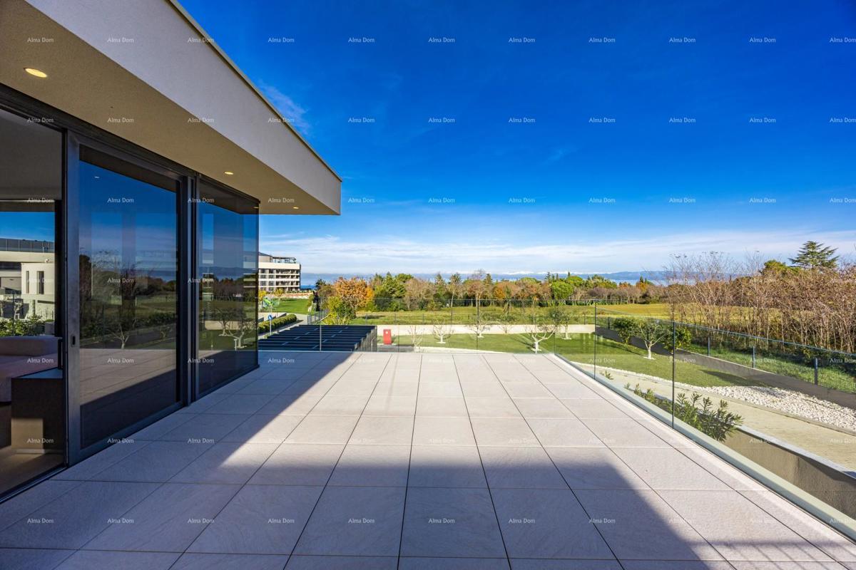 Primo fila al mare! Casa di lusso a Umago, a 300 m dal mare - perfetta per famiglie con comfort moderni.