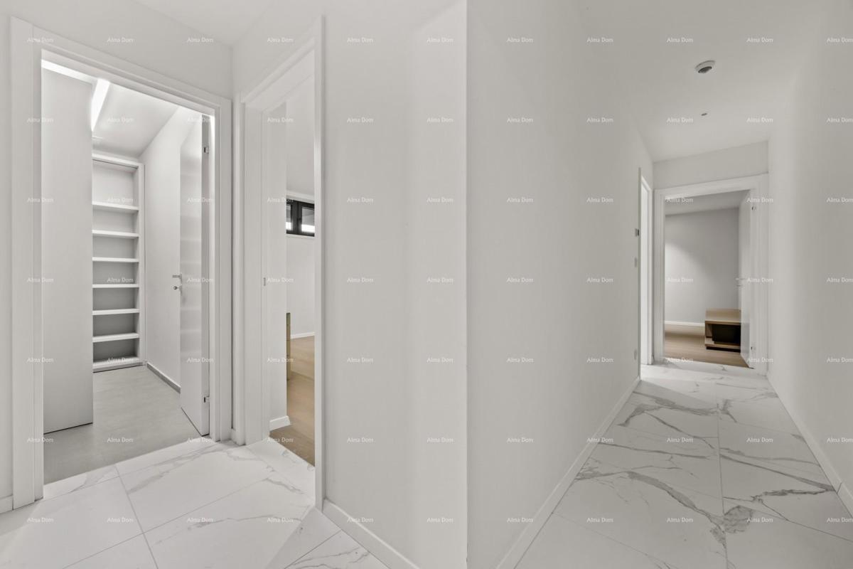 Primo fila al mare! Casa di lusso a Umago, a 300 m dal mare - perfetta per famiglie con comfort moderni.