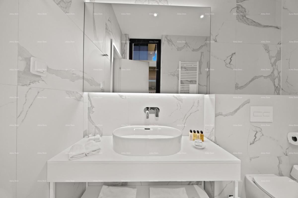 Primo fila al mare! Casa di lusso a Umago, a 300 m dal mare - perfetta per famiglie con comfort moderni.