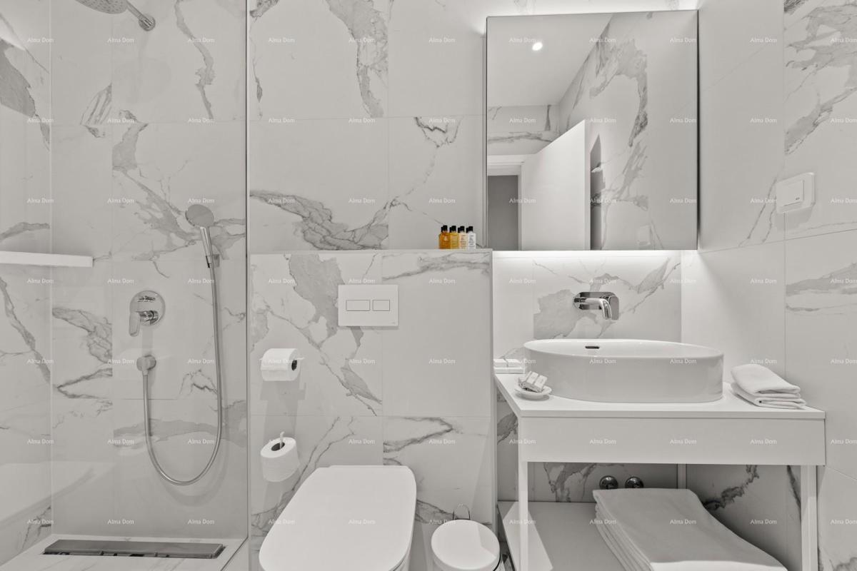 Primo fila al mare! Casa di lusso a Umago, a 300 m dal mare - perfetta per famiglie con comfort moderni.