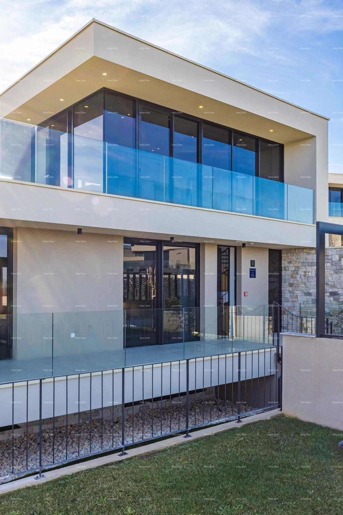 Primo fila al mare! Casa di lusso a Umago, a 300 m dal mare - perfetta per famiglie con comfort moderni.