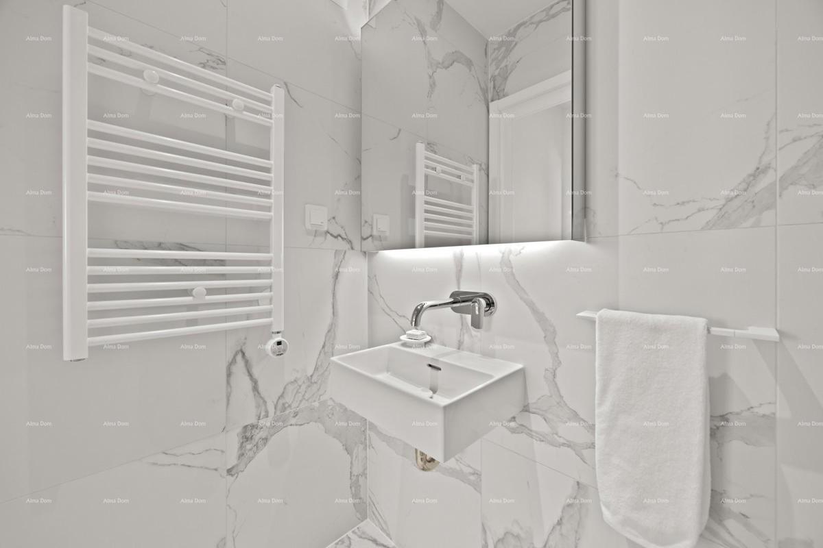 Primo fila al mare! Casa di lusso a Umago, a 300 m dal mare - perfetta per famiglie con comfort moderni.