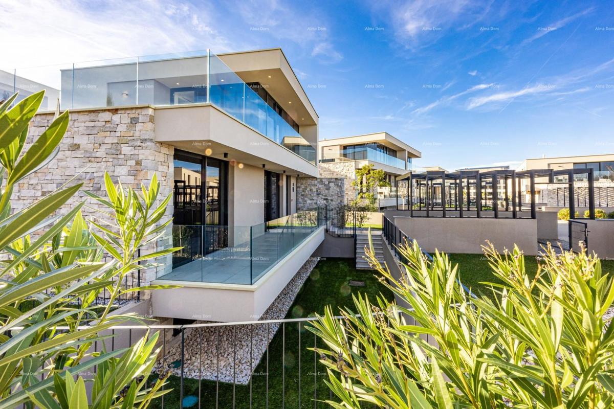 Primo fila al mare! Casa di lusso a Umago, a 300 m dal mare - perfetta per famiglie con comfort moderni.