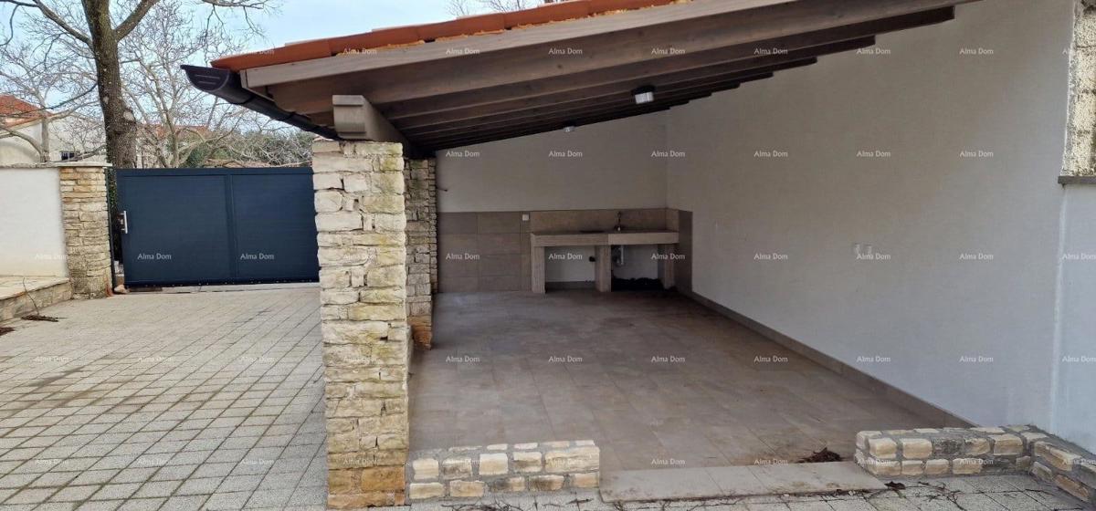 In vendita casa con piscina e giardino – tranquillo villaggio vicino a Barbana