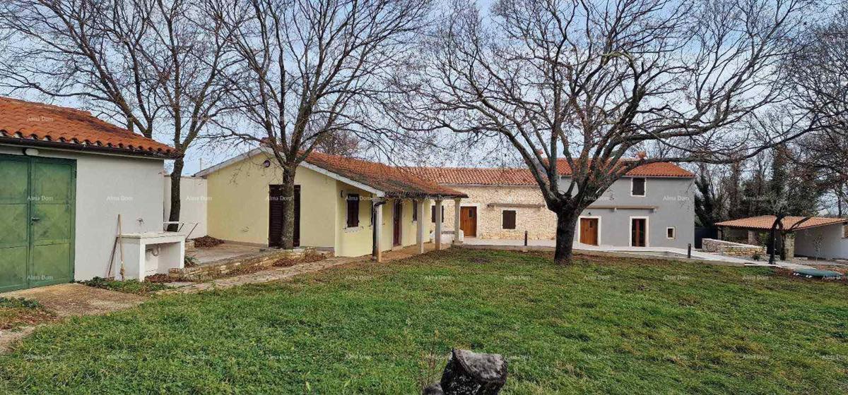 In vendita casa con piscina e giardino – tranquillo villaggio vicino a Barbana
