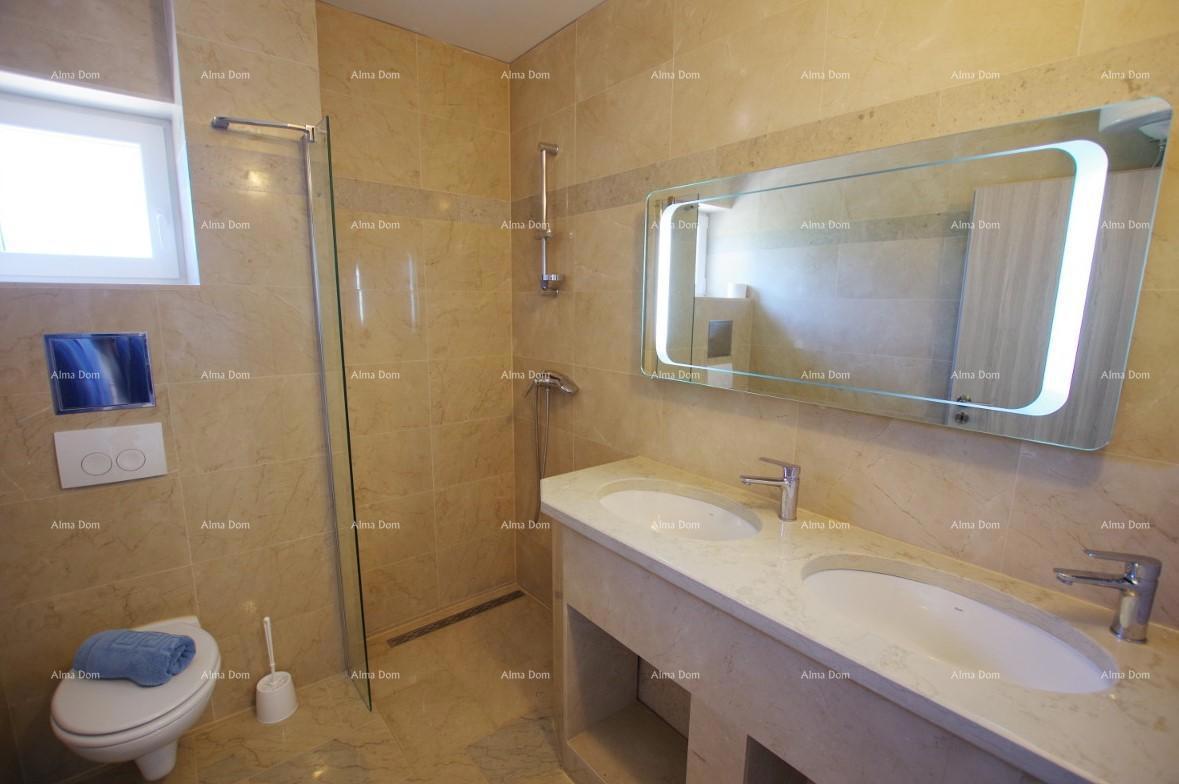 Raša, affascinante casa con appartamenti e piscina con vista panoramica sul mare