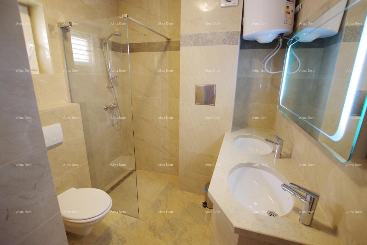 Raša, affascinante casa con appartamenti e piscina con vista panoramica sul mare