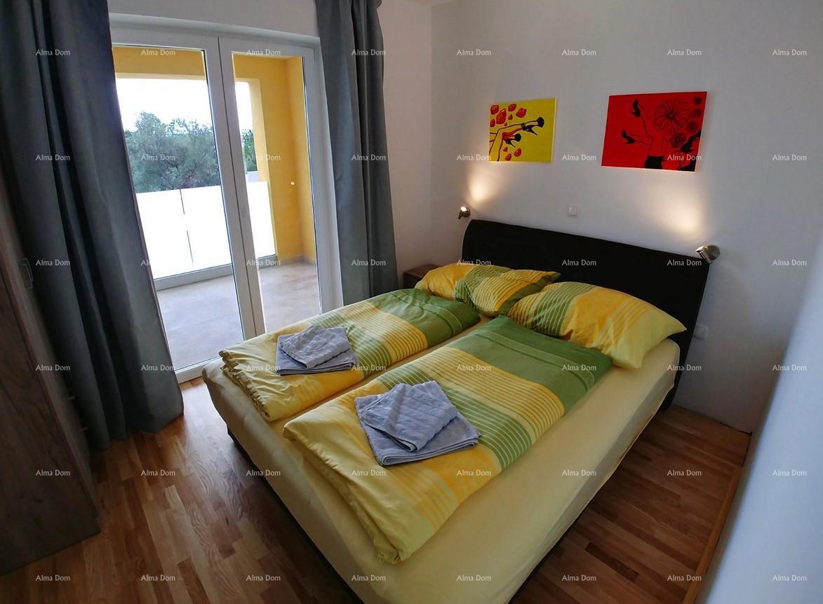 Raša, affascinante casa con appartamenti e piscina con vista panoramica sul mare