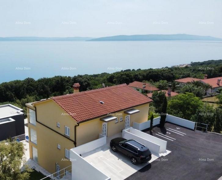 Raša, affascinante casa con appartamenti e piscina con vista panoramica sul mare