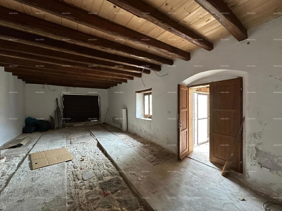 In vendita due vecchie case in pietra, vicino alla città di Poreč.
