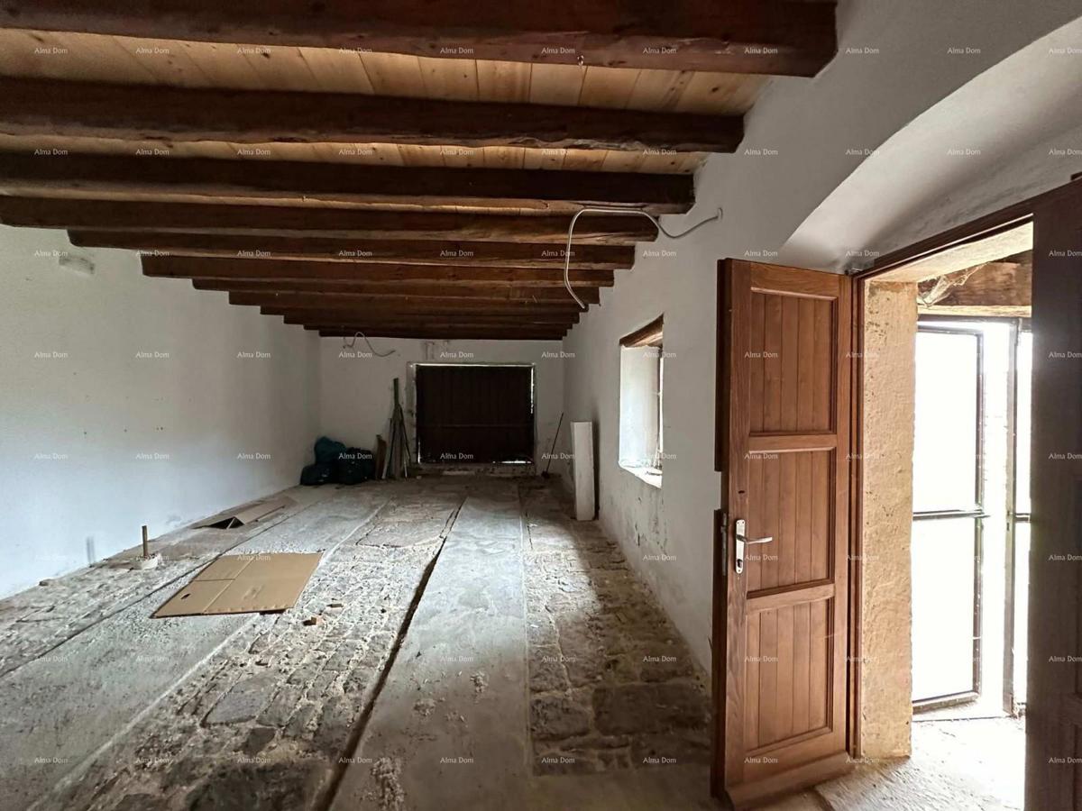 In vendita due vecchie case in pietra, vicino alla città di Poreč.