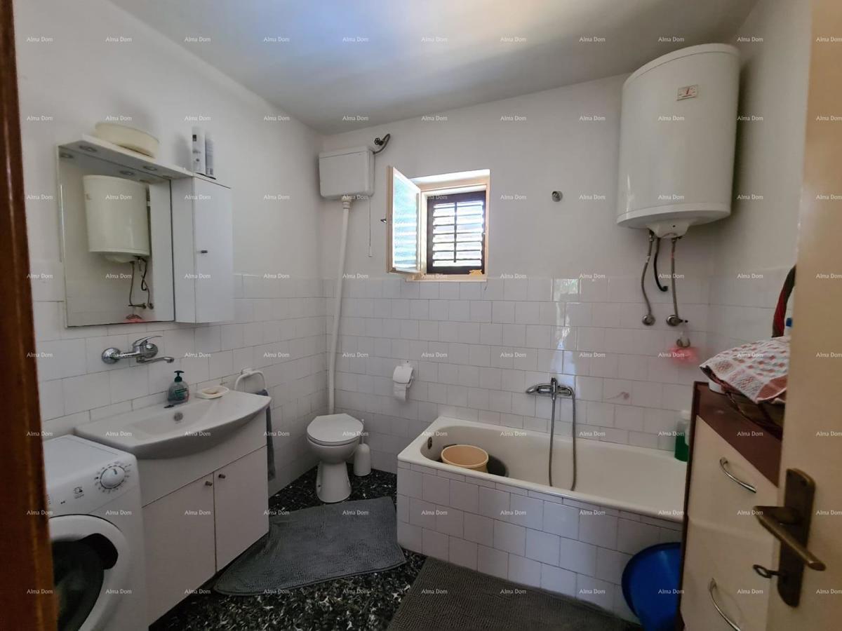 Vendita di una casa con due unità abitative, un edificio accessorio e un garage, Ližnjan!