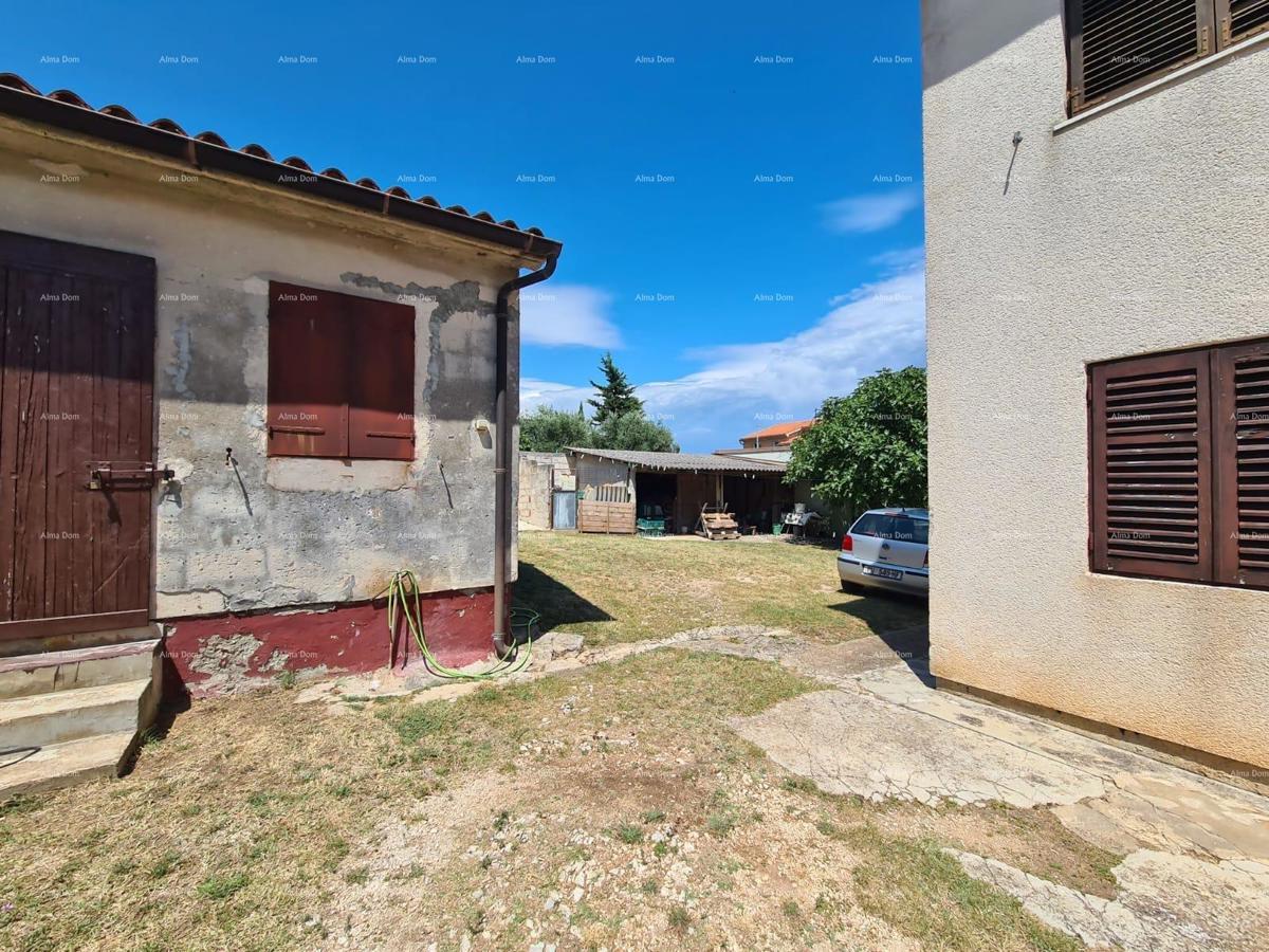 Vendita di una casa con due unità abitative, un edificio accessorio e un garage, Ližnjan!