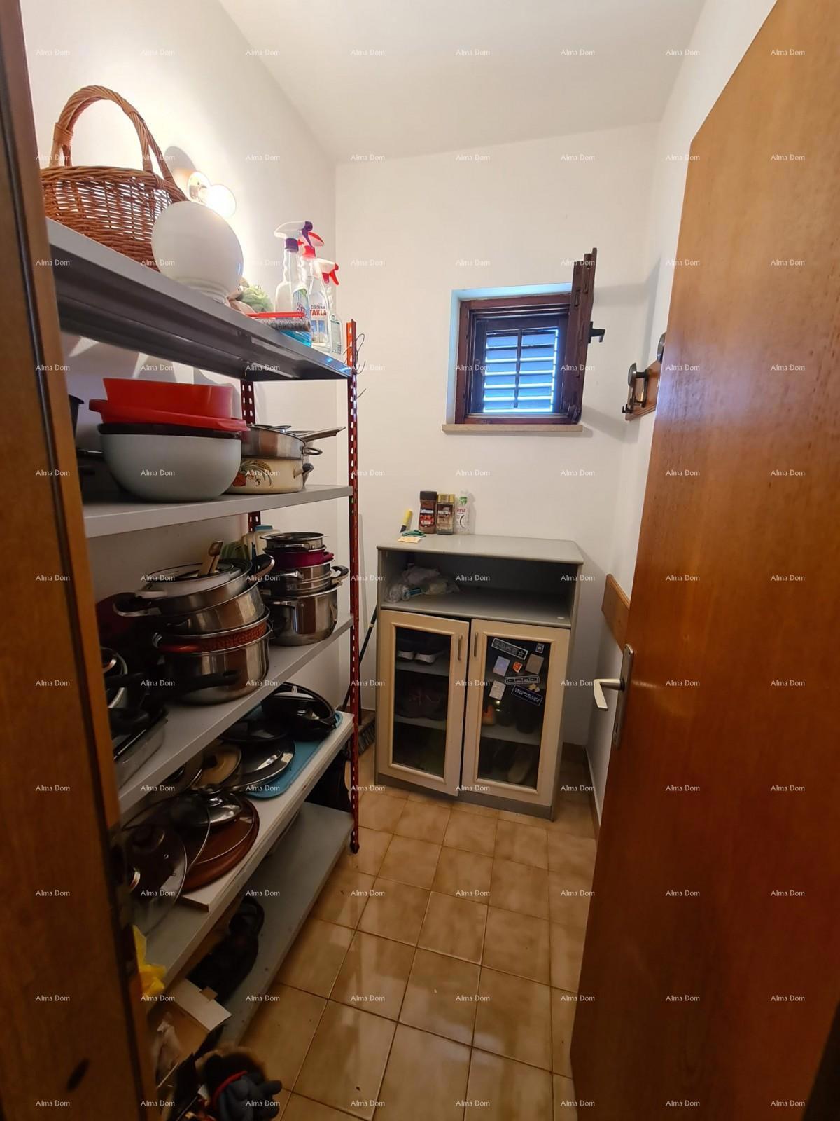 Vendita di una casa con due unità abitative, un edificio accessorio e un garage, Ližnjan!