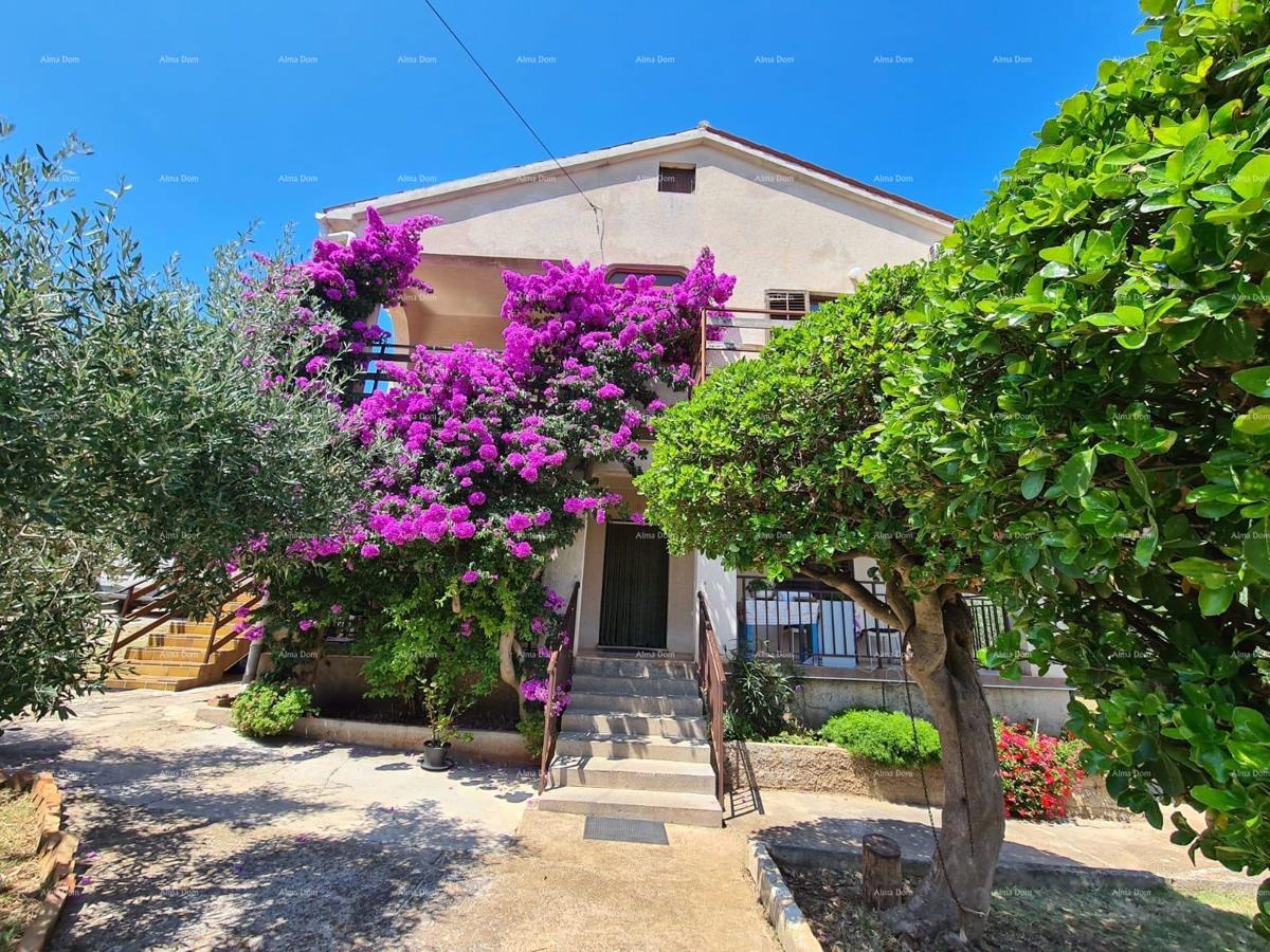 Vendita di una casa con due unità abitative, un edificio accessorio e un garage, Ližnjan!