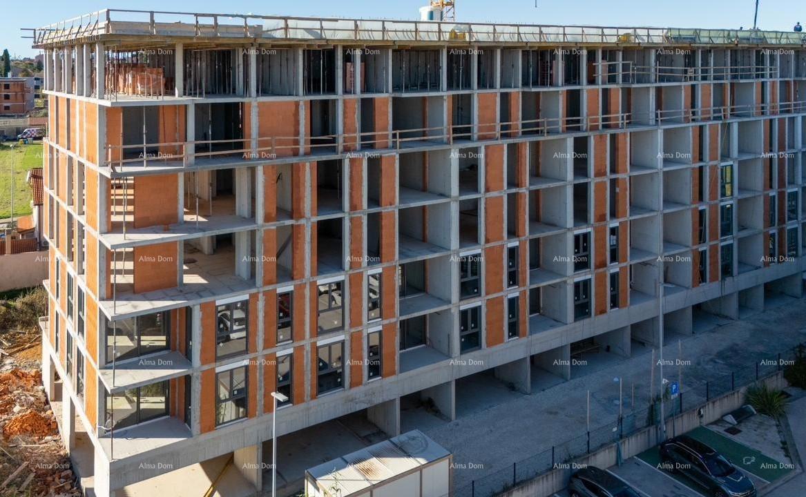 Edificio residenziale moderno con ascensore, vicino al centro. Appartamento con posto auto e cantina a Pula! S7