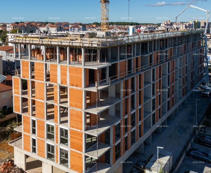Edificio residenziale moderno con ascensore, vicino al centro. Appartamento con posto auto e cantina a Pula! S7