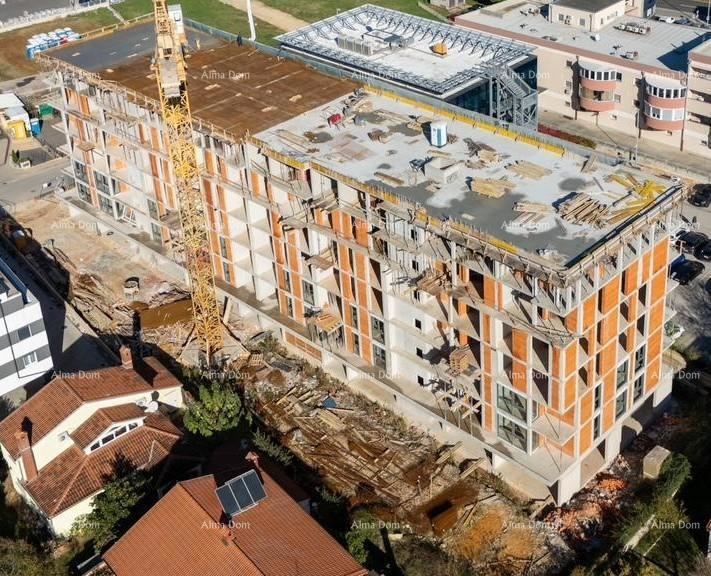 Edificio residenziale moderno con ascensore, vicino al centro. Appartamento con posto auto e cantina a Pula! S7