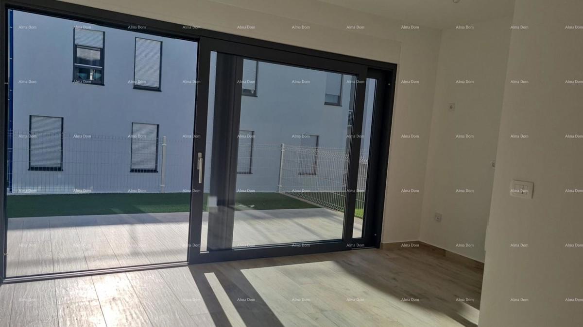 Appartamento moderno nel blocco B con due posti auto, vicinanza a Umago! S1