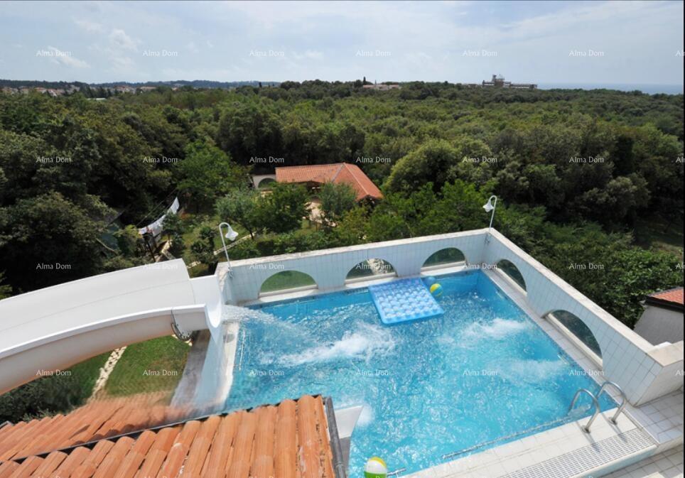 Vendita di un edificio residenziale con 9 appartamenti separati. Poreč!