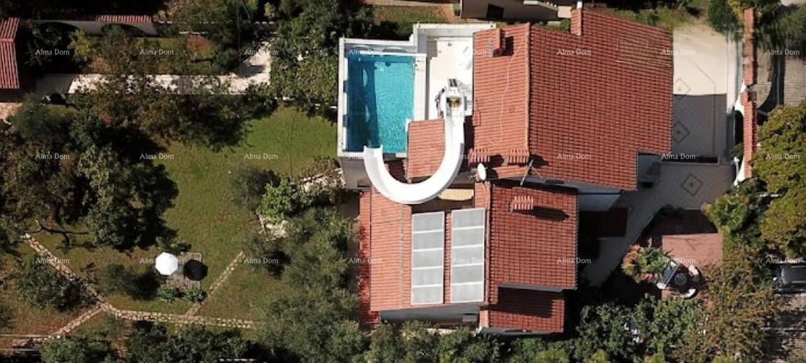 Vendita di un edificio residenziale con 9 appartamenti separati. Poreč!