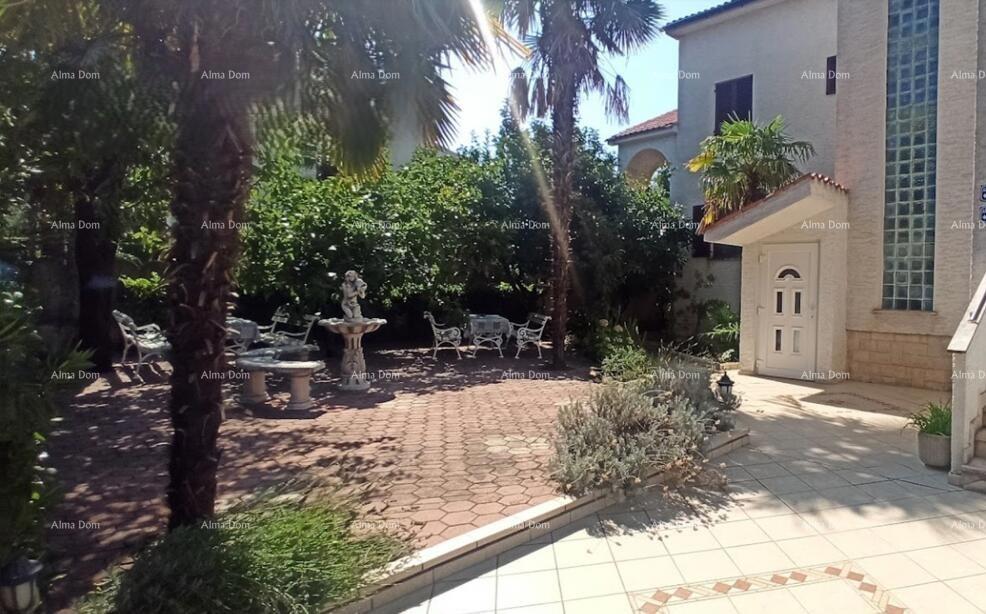 Vendita di un edificio residenziale con 9 appartamenti separati. Poreč!