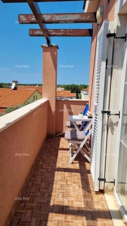 Eccellente opportunità! Vendita esclusiva di un appartamento in una posizione privilegiata con giardino e posto auto. Vista mare! Pošesi, Medulin!!