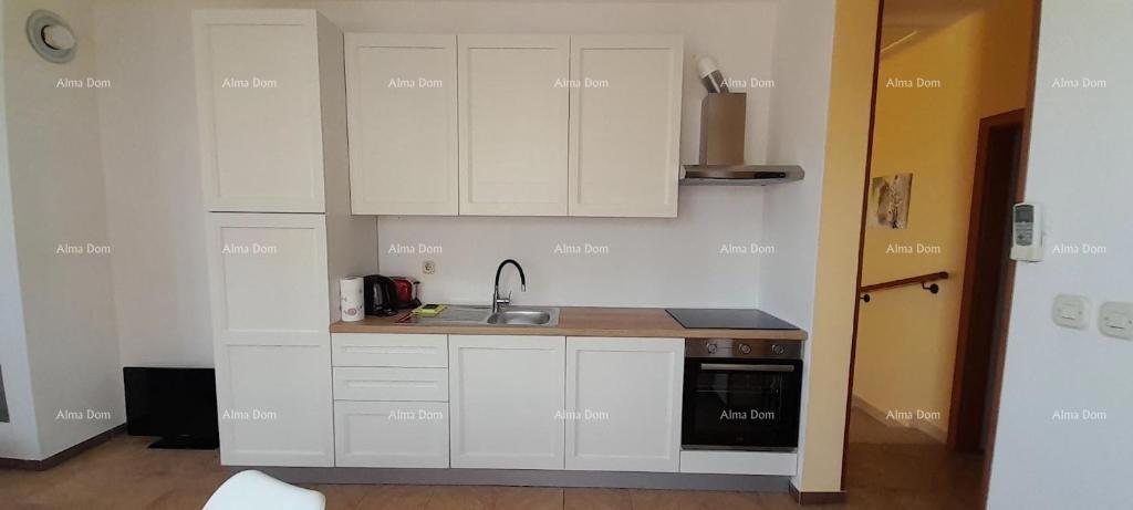 Eccellente opportunità! Vendita esclusiva di un appartamento in una posizione privilegiata con giardino e posto auto. Vista mare! Pošesi, Medulin!!