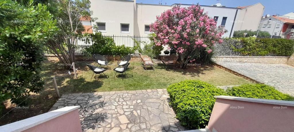 Eccellente opportunità! Vendita esclusiva di un appartamento in una posizione privilegiata con giardino e posto auto. Vista mare! Pošesi, Medulin!!