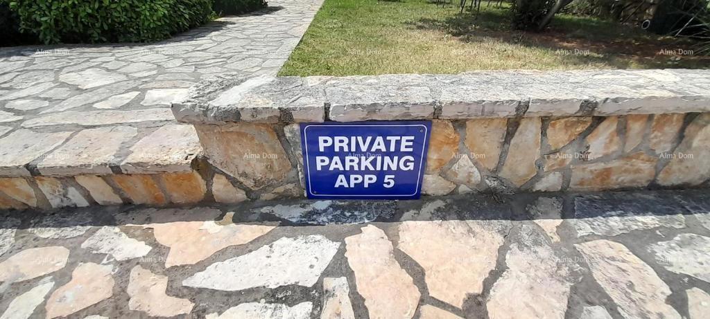 Eccellente opportunità! Vendita esclusiva di un appartamento in una posizione privilegiata con giardino e posto auto. Vista mare! Pošesi, Medulin!!