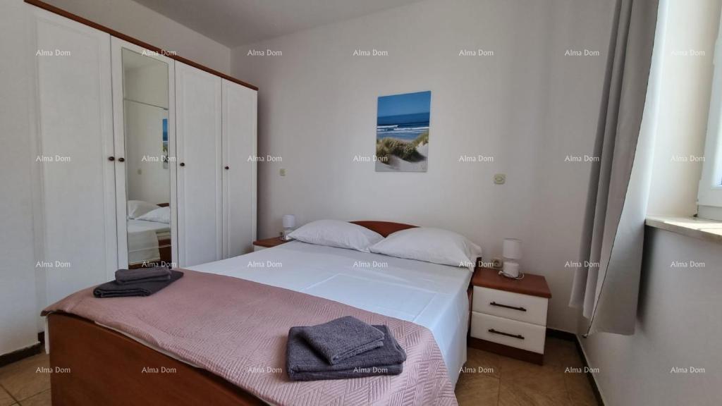 Eccellente opportunità! Vendita esclusiva di un appartamento in una posizione privilegiata con giardino e posto auto. Vista mare! Pošesi, Medulin!!