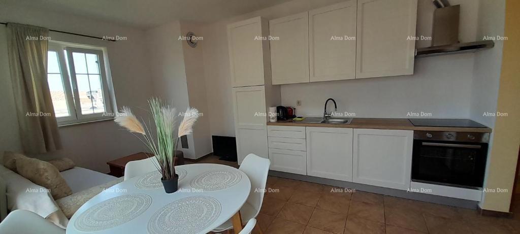 Eccellente opportunità! Vendita esclusiva di un appartamento in una posizione privilegiata con giardino e posto auto. Vista mare! Pošesi, Medulin!!