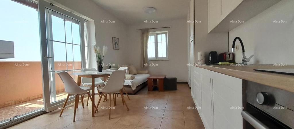 Eccellente opportunità! Vendita esclusiva di un appartamento in una posizione privilegiata con giardino e posto auto. Vista mare! Pošesi, Medulin!!