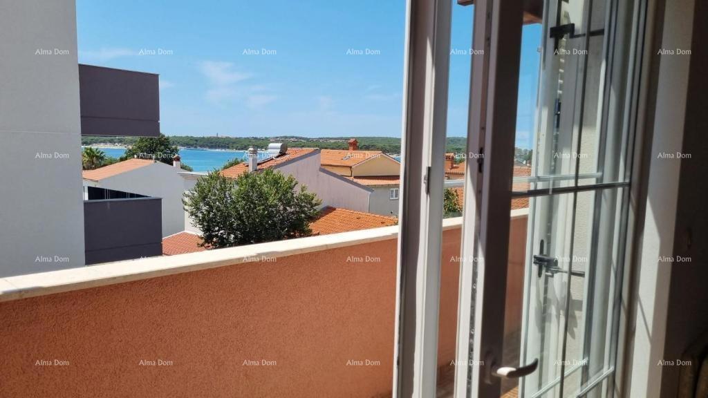Eccellente opportunità! Vendita esclusiva di un appartamento in una posizione privilegiata con giardino e posto auto. Vista mare! Pošesi, Medulin!!