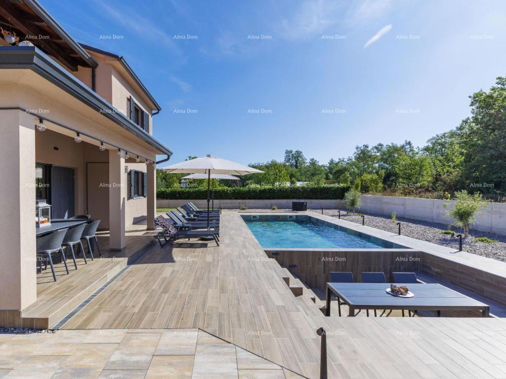 In vendita villa di lusso con piscina in un'oasi verde nei dintorni di Labin