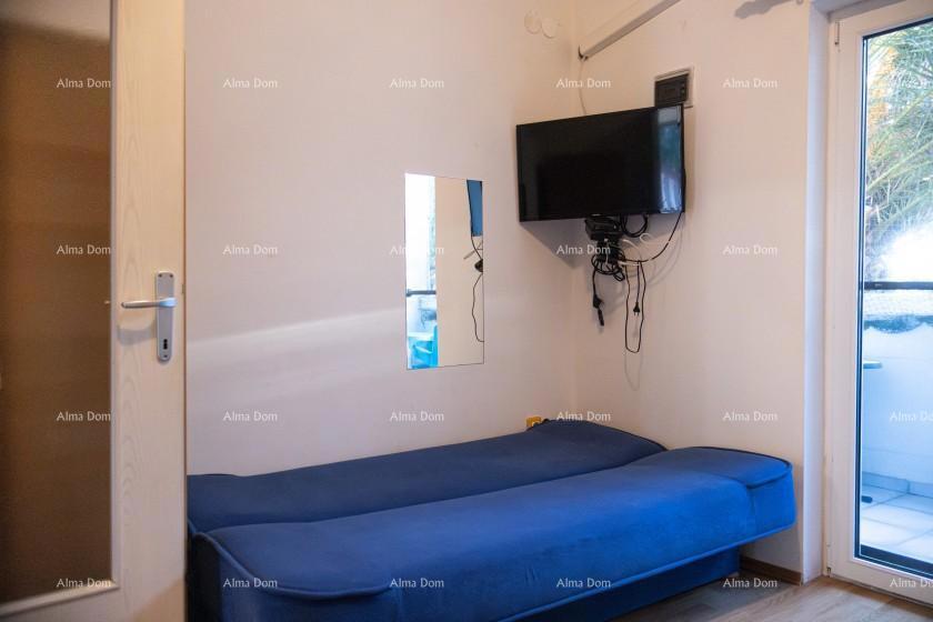 Appartamento al piano terra con loggia e piscina. Medulin.