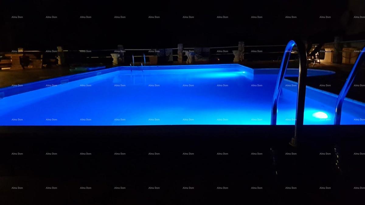 Appartamento al piano terra con loggia e piscina. Medulin.