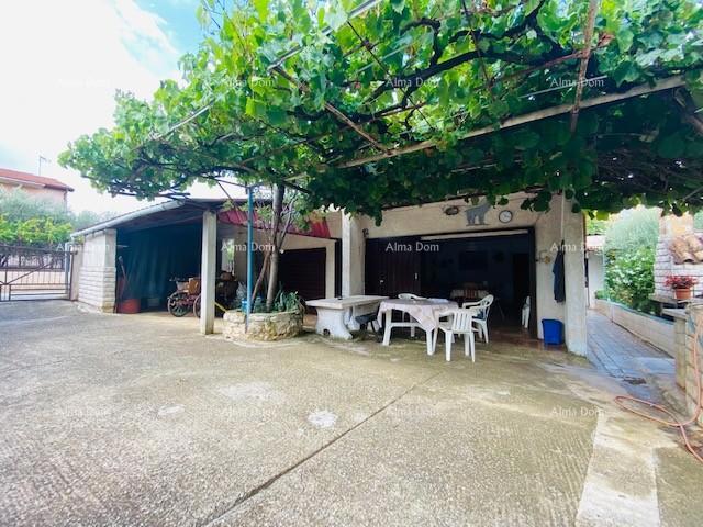 Casa spaziosa a Pola con grande cortile e numerose possibilità
