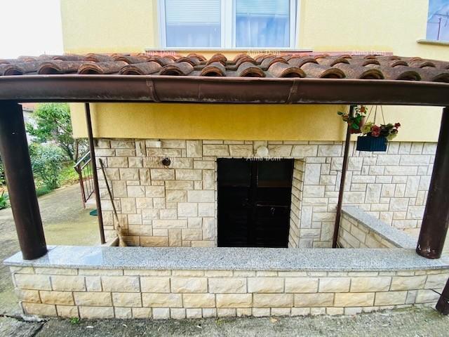 Casa spaziosa a Pola con grande cortile e numerose possibilità