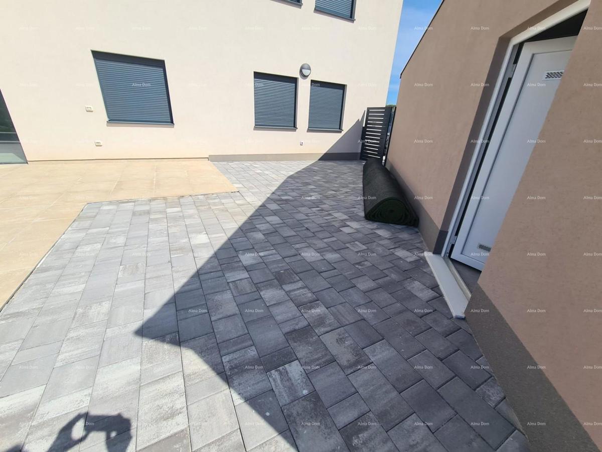 Moderna oasi con piscina e giardino privato a Banjole