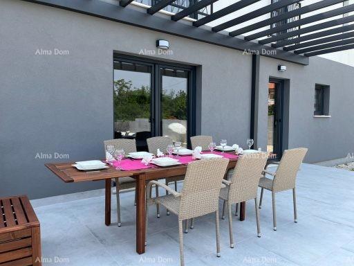 Casa moderna con piscina a Pola, a soli 1500 m dal mare