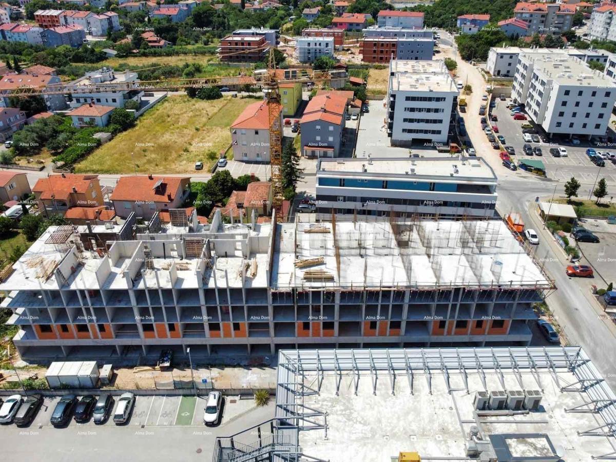 Pula! Edificio residenziale moderno con ascensore, vicino al centro. S42