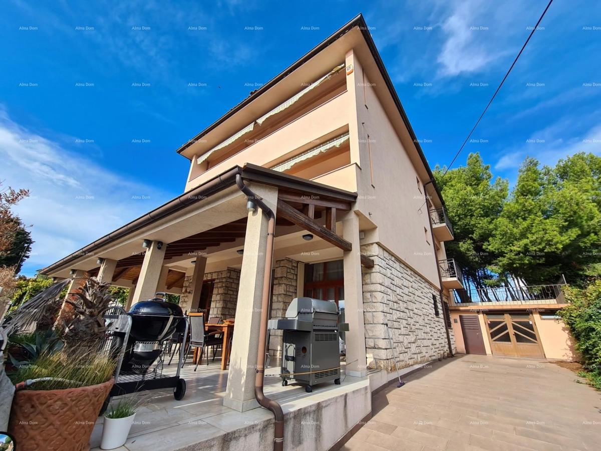 Pula. Zelenika! Casa indipendente! 50 metri dalla spiaggia! Vista mare!