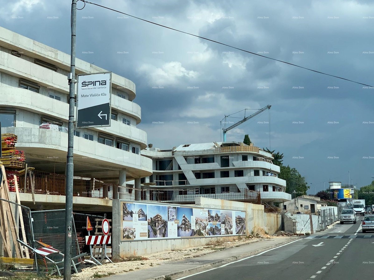 Parenzo, edificio residenziale e commerciale in costruzione con appartamenti e garage sotterranei