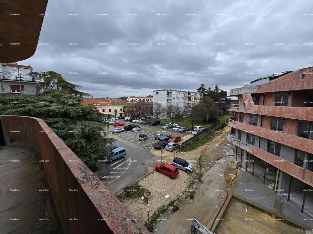 Parenzo, edificio residenziale e commerciale in costruzione con appartamenti e garage sotterranei