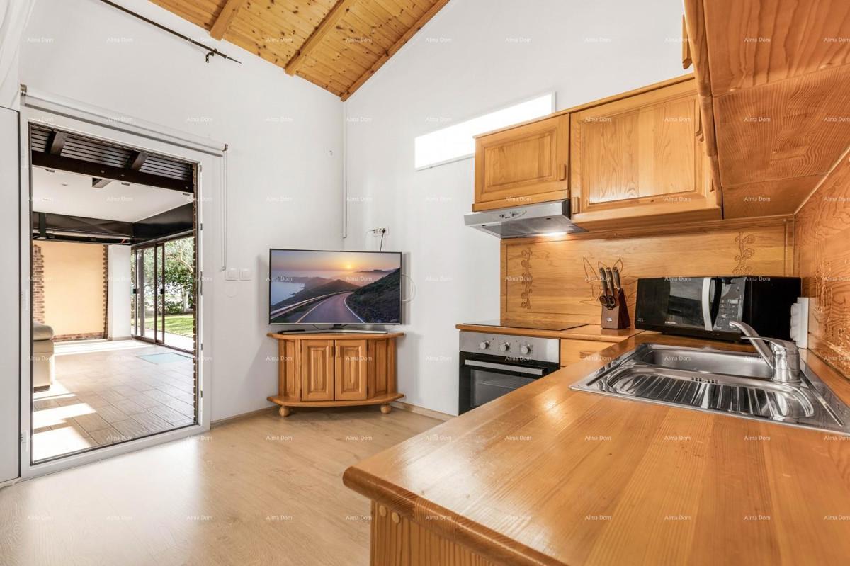 Vendita di due case collegate a Pomer