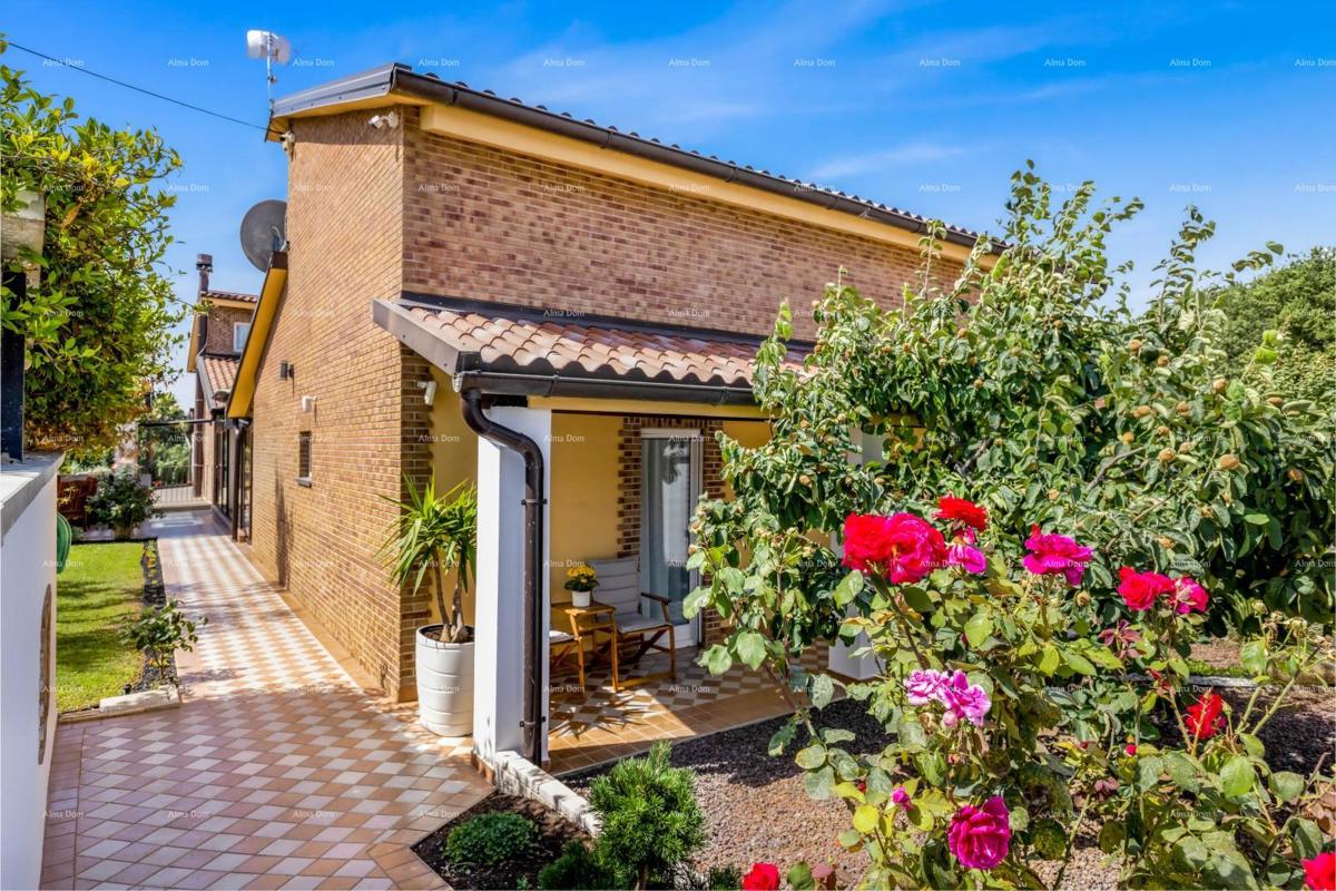 Vendita di due case collegate a Pomer