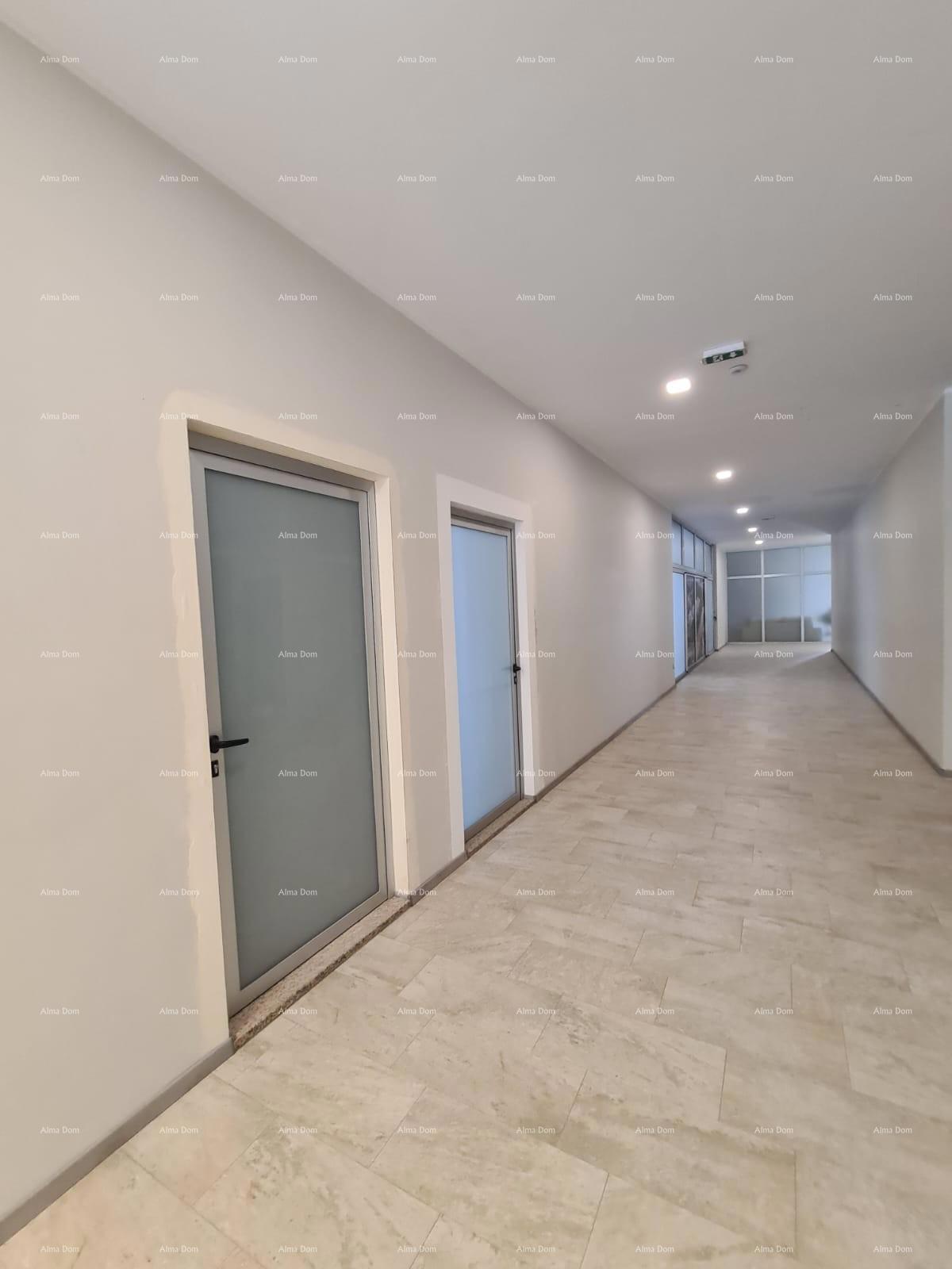 Vendita di un'unità commerciale in edificio residenziale e commerciale, vicinanza al centro, Pula! L1